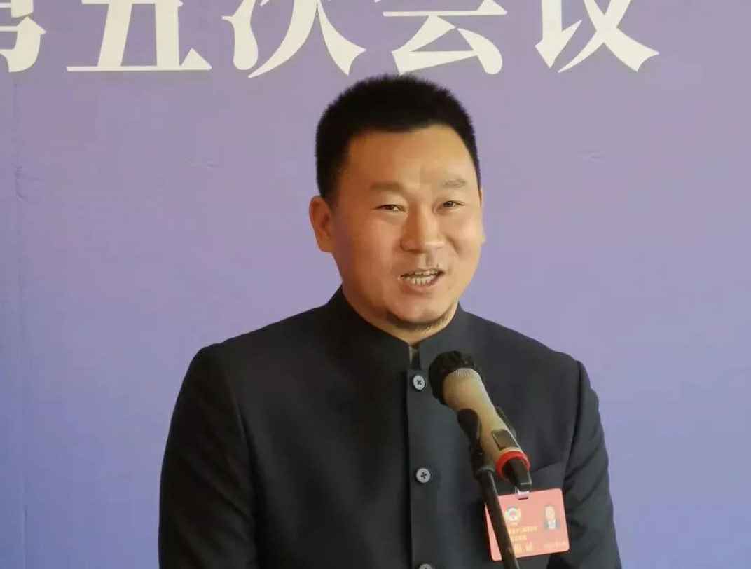 为进一步展示市政协团结、民主、开放、自信的形象，向市民和网友展示政协委员的履职风采，中山市政协十二届五次会议在2月4日上午开幕前开设“委员通道”，市政协委员、AOA网页版登录入口-AOA(中国)公司总经理陈朝阳走进“委员通道”，回应社会关切的问题。他就如何做好城市应急管理规划的问题进行发言，并回答记者提问。.jpg